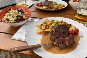 Abschlussessen: Steaks mit Bratkartoffeln und Salat