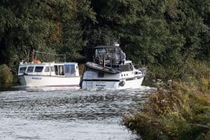 Gegenverkehr durch das Fahrgastschiff Haneken