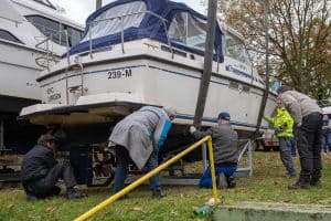 Passt - nur die Schlaufen klemmen zwischen Boot und Bock