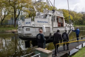 ... und wird zu Wasser gelassen